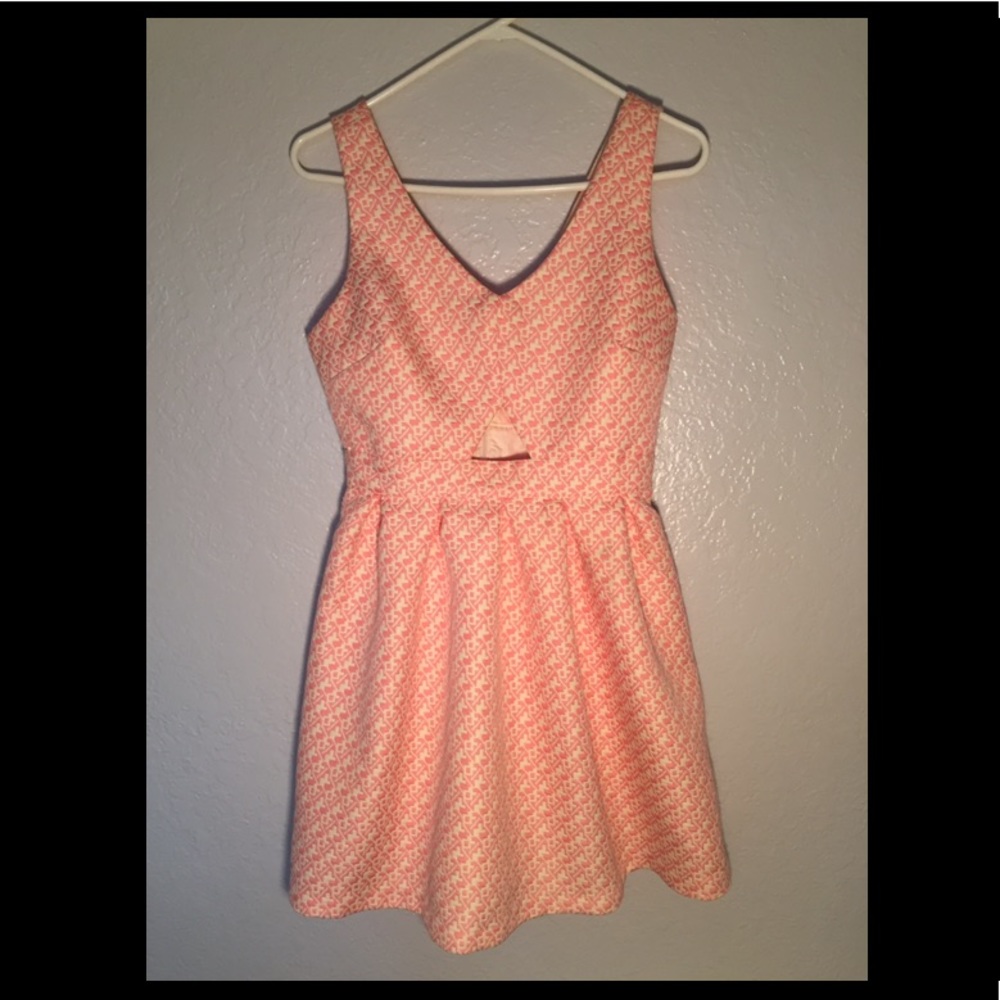 Pink and white sleeveless dress with peep-hole.
